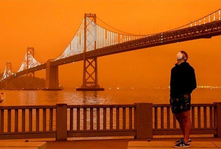 El Puente de la Bahía San Francisco-Oakland. Cielo pintado de rojo y naranja por el humo de los incendios forestales.
