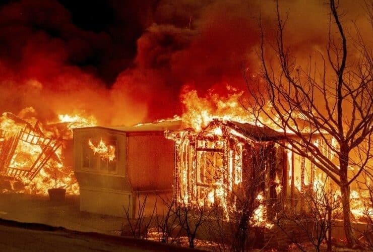 Casas incendiandose en California