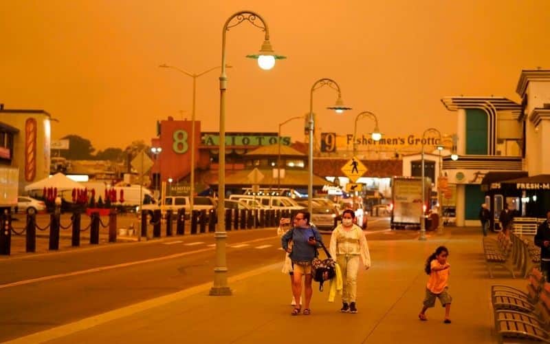 El humo y cenizas de los incendios forestales evitan que entre la luz del sol y ha bajado la temperatura en la Ciudad.