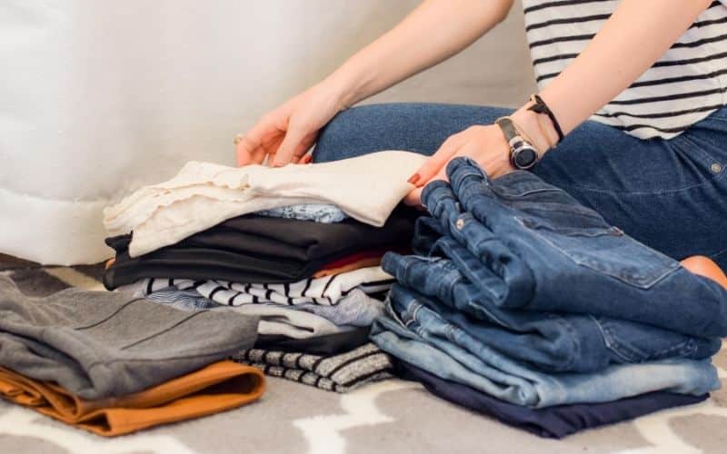 Consumo de moda sustentable: Clasifica la ropa que ya no utilizas y dónala