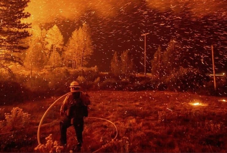 Bomberos tratando de controlar el fuego de los múltiples incendios forestales en California.