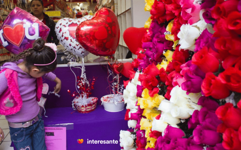 Flores y globos para celebrar San valentín o el día del amor y la amistad.